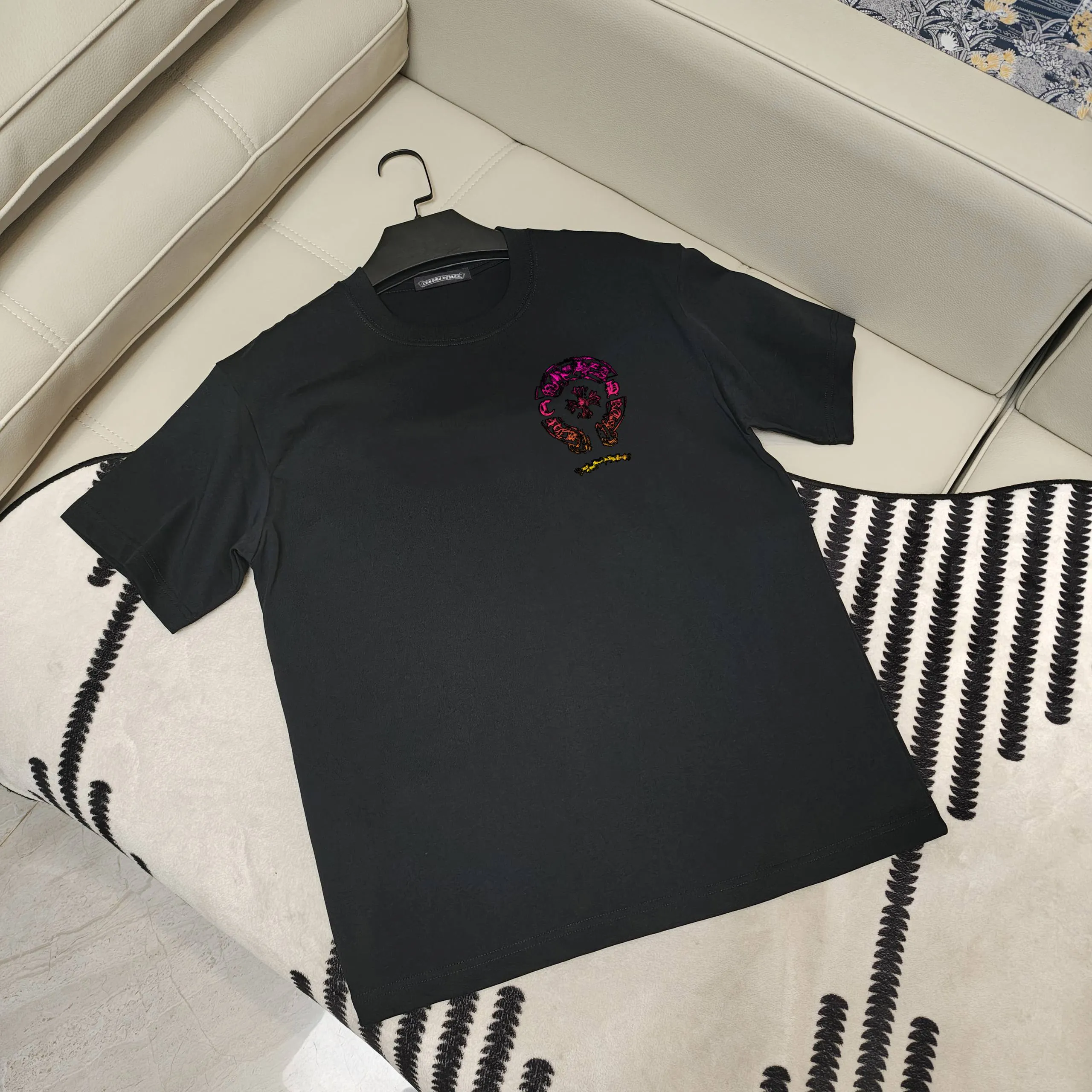 🅿️190 Chrome Hearts Chrome Hearts printed round neck short-sleeved T-shirt. 1:1 paired fabric. 250g terry high weight 100% pure cotton. Pre-shrunk 1×1 double yarn will not deform for a lifetime. Same style for men and women. Official website details are consistent. Horseshoe prints and smoke letter logo letter printing. Complete three standards. Moisture-proof paper. Distinguish market currency. Feel free to compare. OS version. Can wear up to 200 pounds without pressure. The upper body is comfortable and stylish. Color: black, white, Size: s-xxl